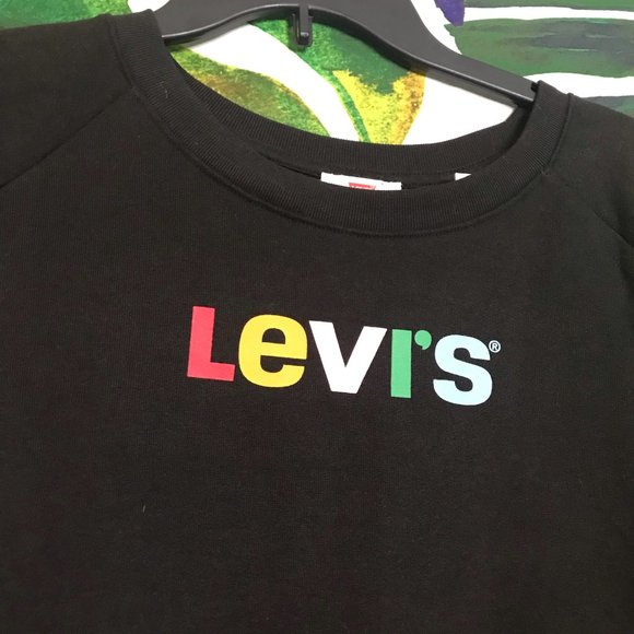 13. $49 Levi’s Women’s Relaxed Graphic Multicolor Long Sleeve Sweatshirt - Picture 2 of 9